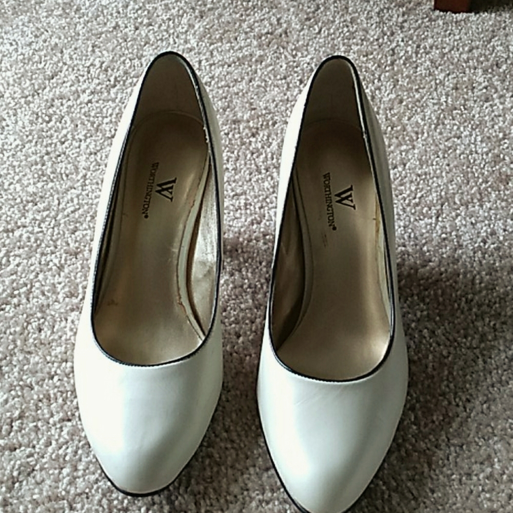 Leather pumps